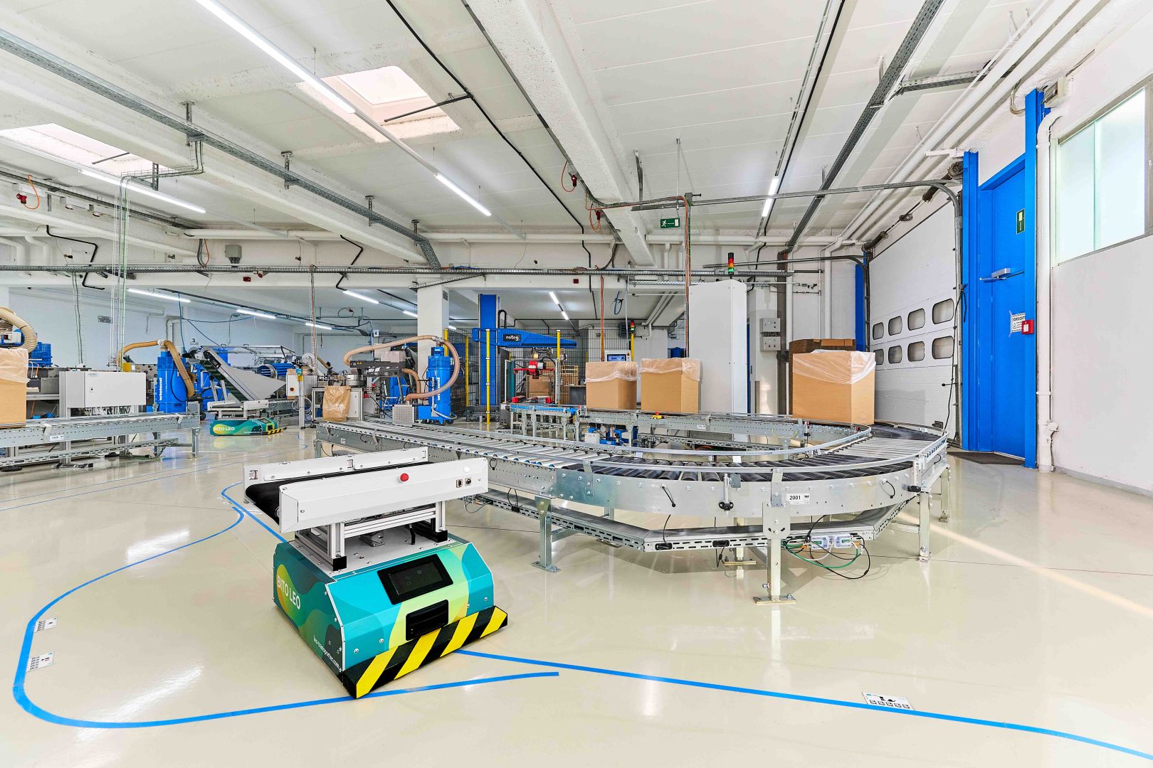 Materialfluss smart automatisiert – LEO flow von BITO-Lagertechnik sorgt für platzsparende Produktionsversorgung auch auf kleinem Raum