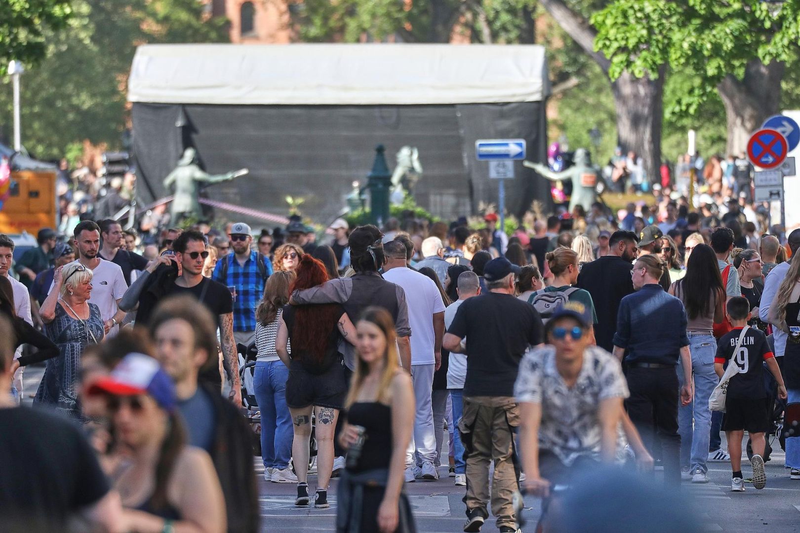 Menschen auf der Straße (Archiv)