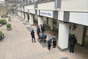 Menschen warten vor Bürgerbüro (Archiv)