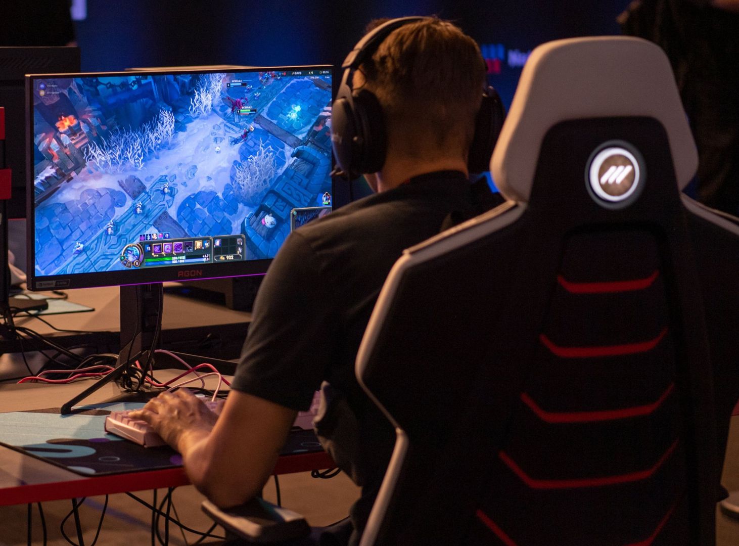 Messebesucher spielt ein Computerspiel während der Gamescom