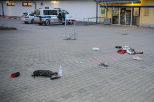 Messerangriff vor Supermarkt: Zwei Menschen schwer verletzt