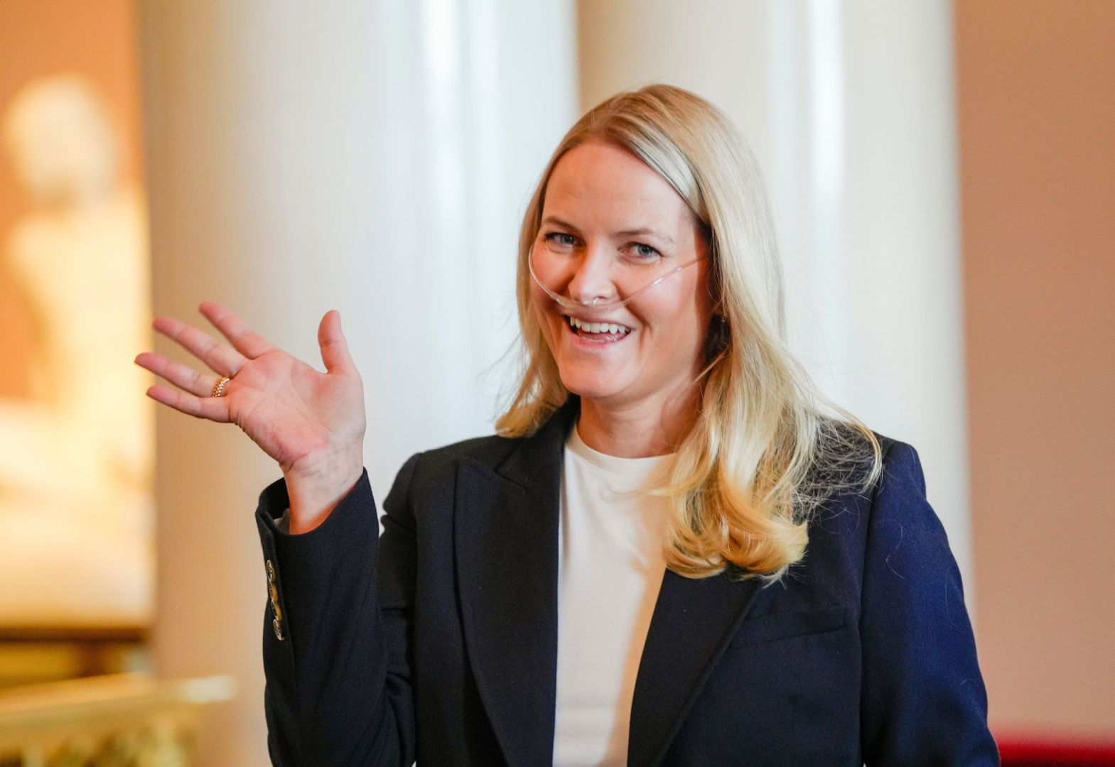 Mette-Marit mit Sauerstoffgerät bei offiziellem Termin