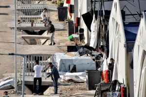 Migranten auf Lesbos vor Papst-Reise nach Griechenland