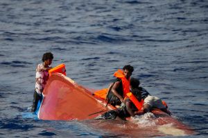 Migranten mit Rettungswesten