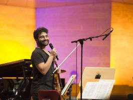 Miki gestaltet Silvesterkonzert der Philharmonie Essen mit großem Sinfonieorchester