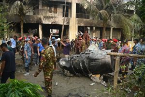 Militärflugzeug stürzt auf Schulgelände in Bangladesch