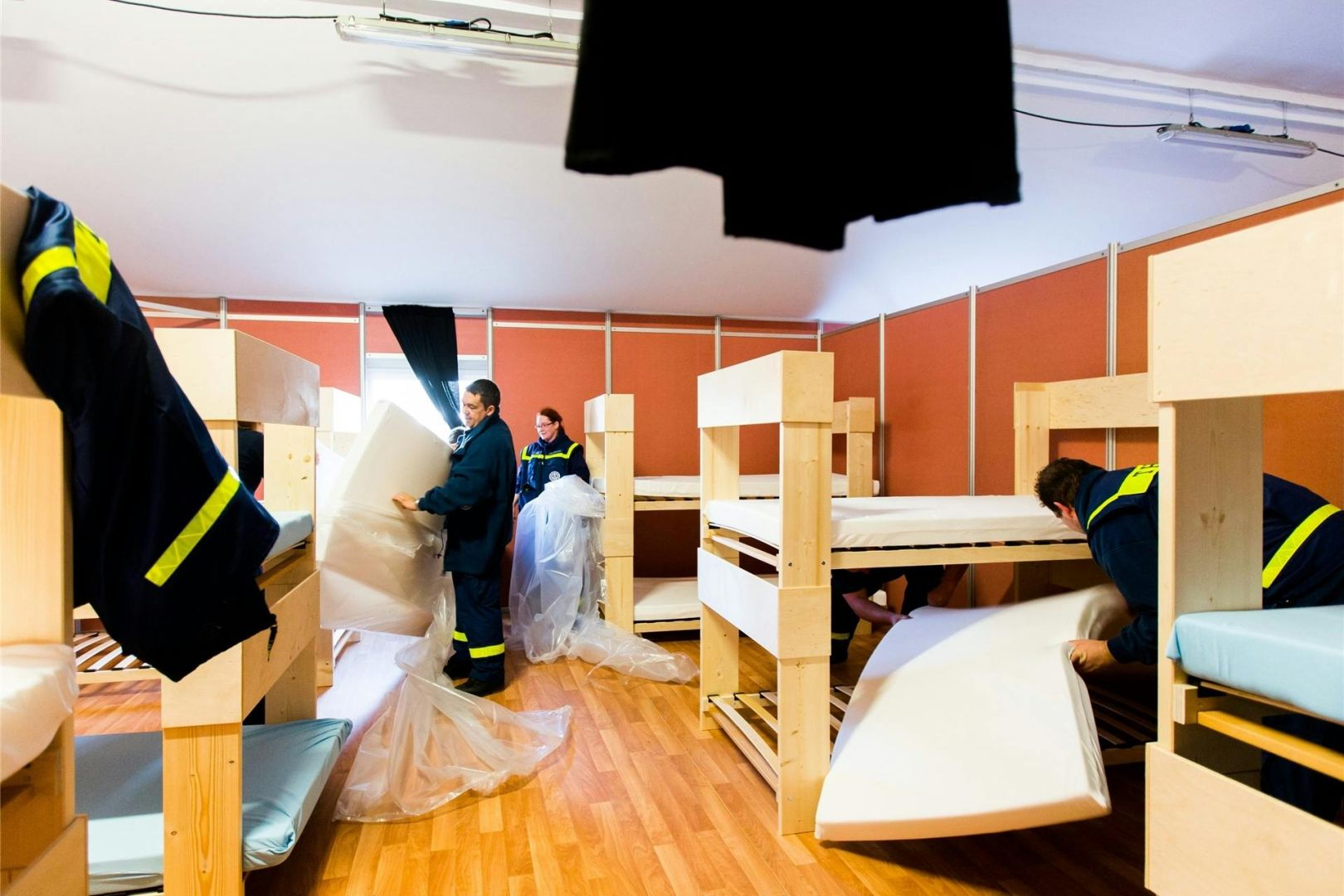 Millionengewinne trotz Ermittlungen – Berliner Notunterkunft im Fokus der Behörden