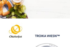Mit Bierkrug, Brezn und dem offiziellen Wiesn™ Jahresmotiv