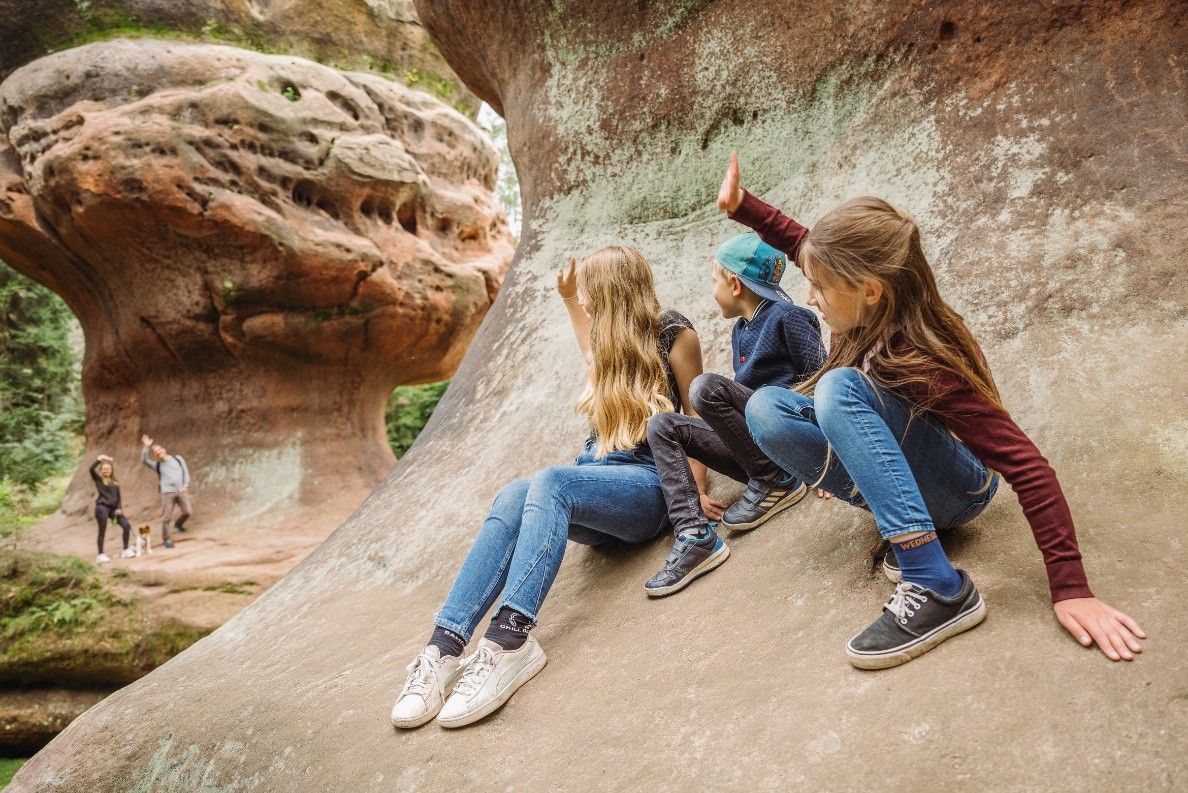 Mit dem neugierigen Mädchen durch den Steinzoo: Webapp für interaktive Touren im Zittauer Gebirge