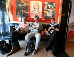 Mit Stricknadel und Wollknäuel ins Kino