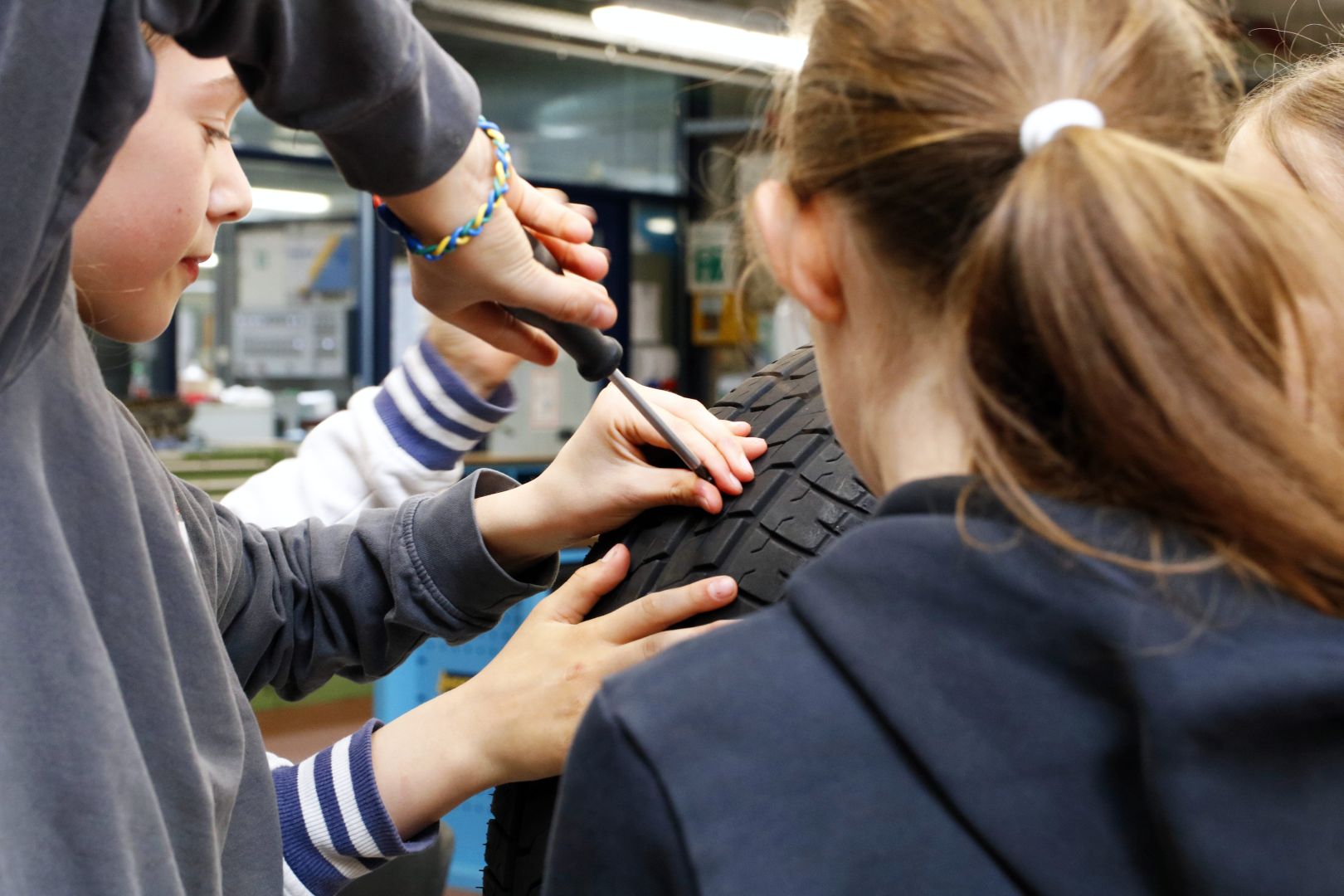 Motor und Mauer machen Mädchen Mut: Wie Frauen in der Werkstatt ganze Arbeit leisten