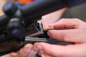 Munitionspatronen und Jagdgewehr
