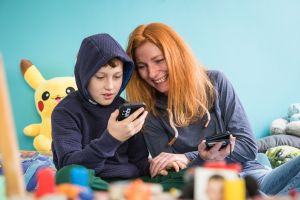 Mutter und Sohn mit Smartphones