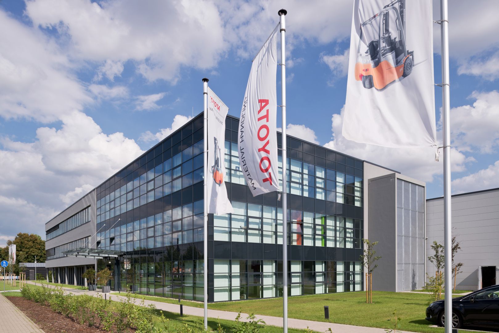 Nachfolgeplanung bei FFB Förder- und Hebezeuge Service GmbH: Toyota Material Handling steigt als Minderheitsgesellschafter ein