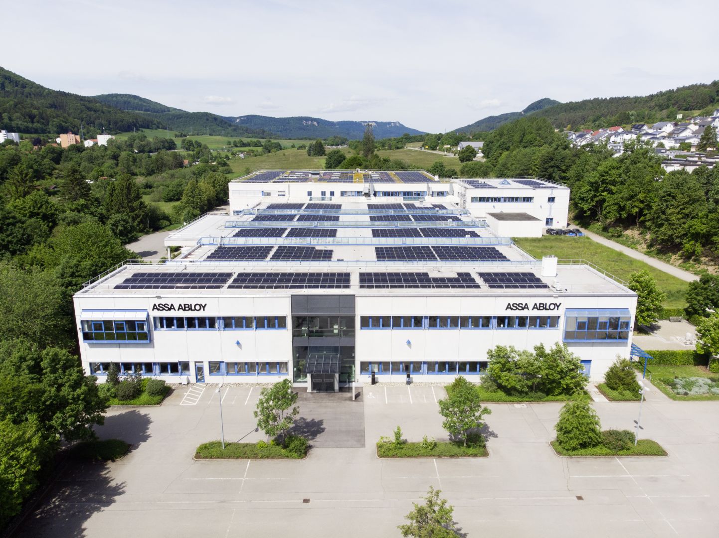 Nachhaltige Standortsicherung: ASSA ABLOY optimiert Energiemix mit neuer PV-Anlage