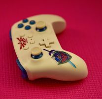 Nahaufnahme eines Gaming-Controllers mit einzigartigem Design auf einer leuchtend rosa Oberfläche.