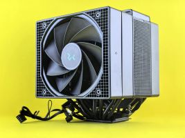 Nahaufnahme eines leistungsstarken CPU-Kühlers mit Lüfter und Kabeln auf einem leuchtend gelben Hintergrund, der moderne Technologie hervorhebt.