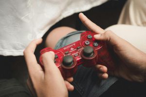Nahaufnahme Von Händen, Die Einen Roten Play Station Controller Halten