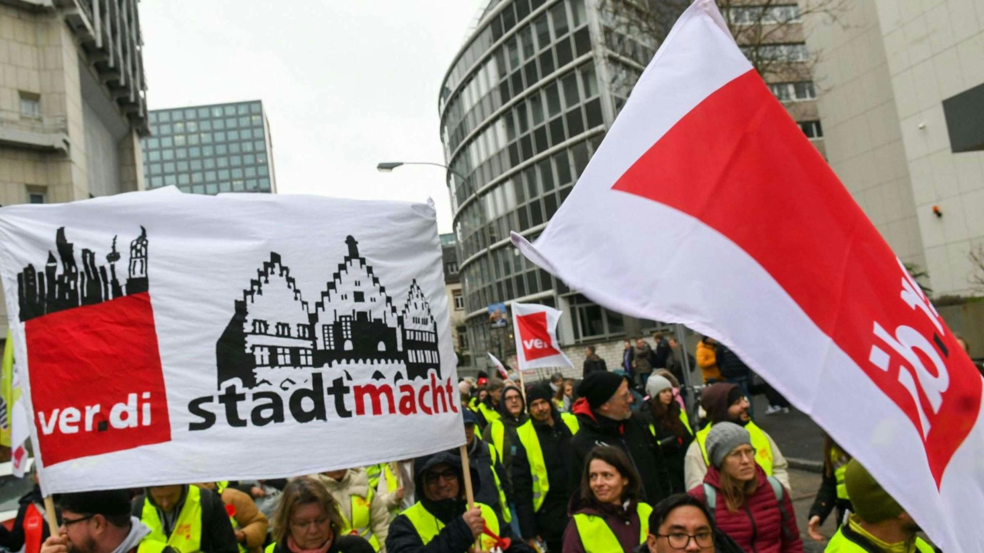 Nahverkehr weitgehend lahmgelegt: Verdi-Warnstreiks treffen 150 Städte – Schulpflicht bleibt bestehen