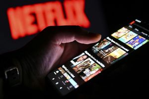 Netflix greift nach Warner Bros. Discovery – Werbe-Abos treiben Fantasie für 2026