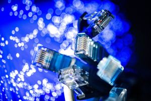 Netzwerkkabel (LAN-Kabel) liegen auf einem Tisch