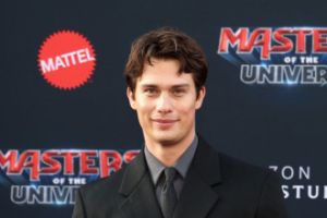 Nicholas Galitzine hat zugegeben, dass er sich wie ein 'kompletter Betrüger' fühlte, als er zum ersten Mal sein He-Man-Kostüm anzog.