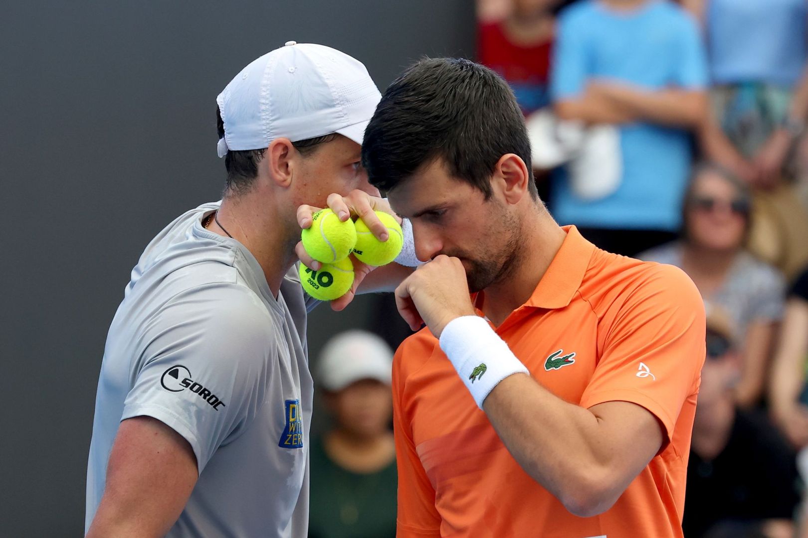 Novak Djokovic (r) und Vasek Pospisil 