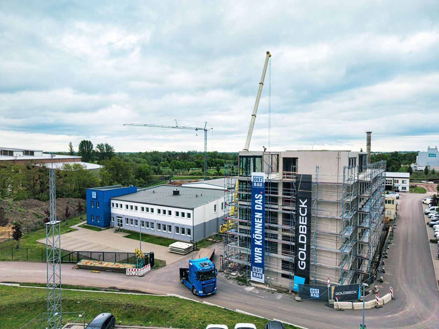 Nur drei Monate nach Baustart: OST BAU feiert Richtfest für Neubau
