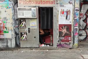 Obdachloser in Photoautomat (Archiv)