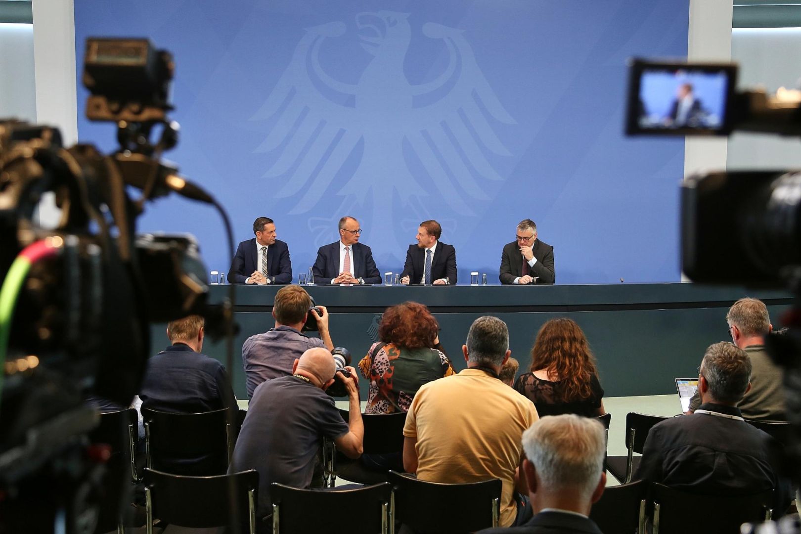 Olaf Lies, Friedrich Merz, Michael Kretschmer und Stefan kornelius am 18.06.2025