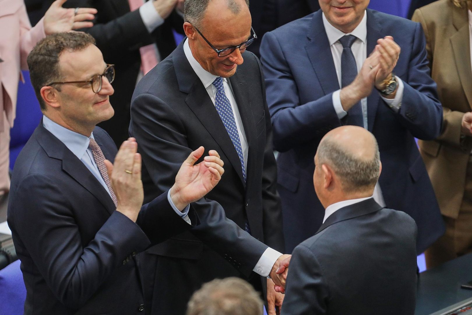 Olaf Scholz gratuliert Friedrich Merz nach der Kanzlerwahl (Archiv)