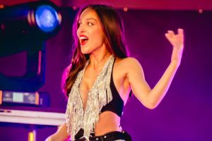 Olivia Rodrigo hat verraten, dass sie einmal gemeinsam mit Charli xcx auf einem Rave gelandet ist.
