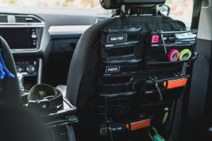 Organizer für die Rückenlehne des Autositzes mit beschrifteten Taschen zur Aufbewahrung von Zubehör und Ausrüstung.