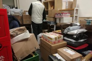 Pakete in einem Späti (Archiv)