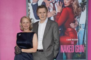 Pamela Anderson und Liam Neeson