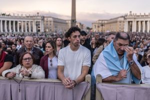 Papst Franziskus gestorben - Petersplatz