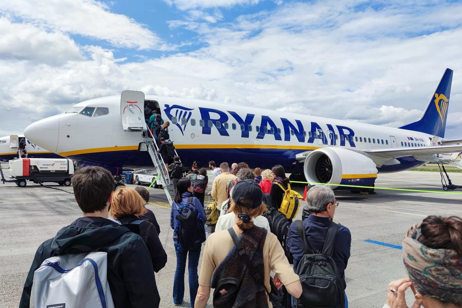 Passagiere vor Einstieg in Ryanair-Maschine (Archiv)