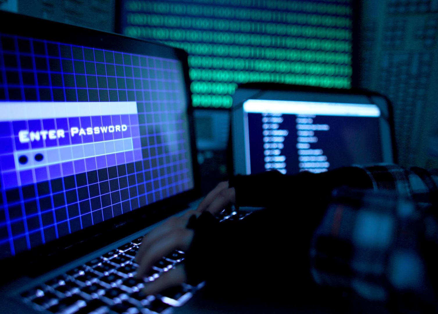 Passwort wird auf einem Laptop über die Tastatur eingegeben