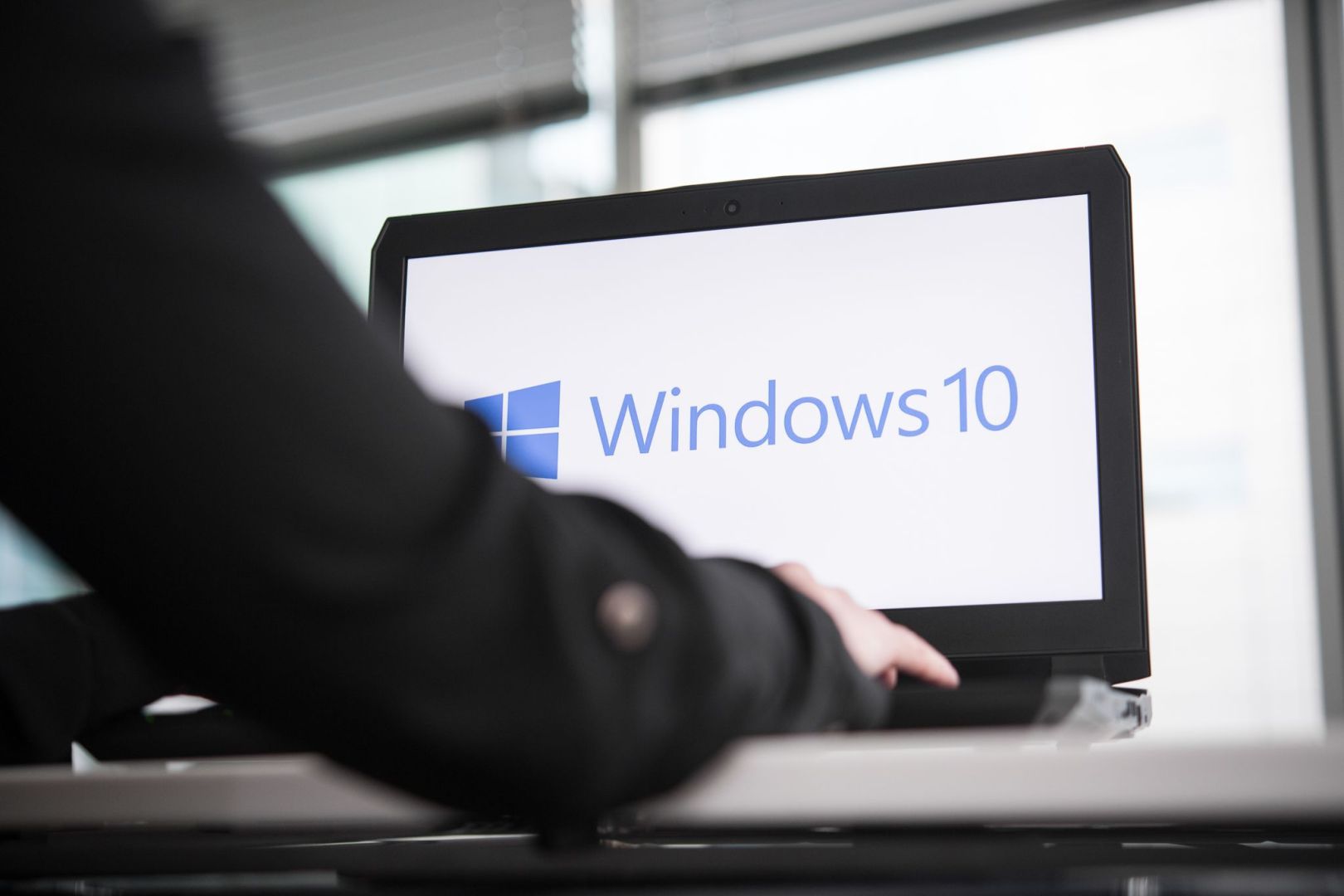 Person an einem Notebook mit Windows 10