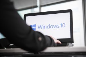 Person an einem Notebook mit Windows 10