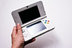 Person, Die Grauen Nintendo Gameboy Advance Hält