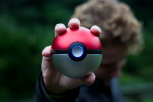 Person, Die Pokemon Ball Toy Hält