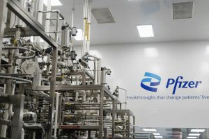 Pfizer schraubt Gewinnprognose nach oben – Einsparziele und Preisdruck dominieren Strategie