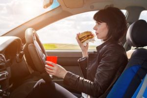 Phänomen »Ladepositas«- E-Autofahrer essen beim Laden häufig zum Zeitvertreib