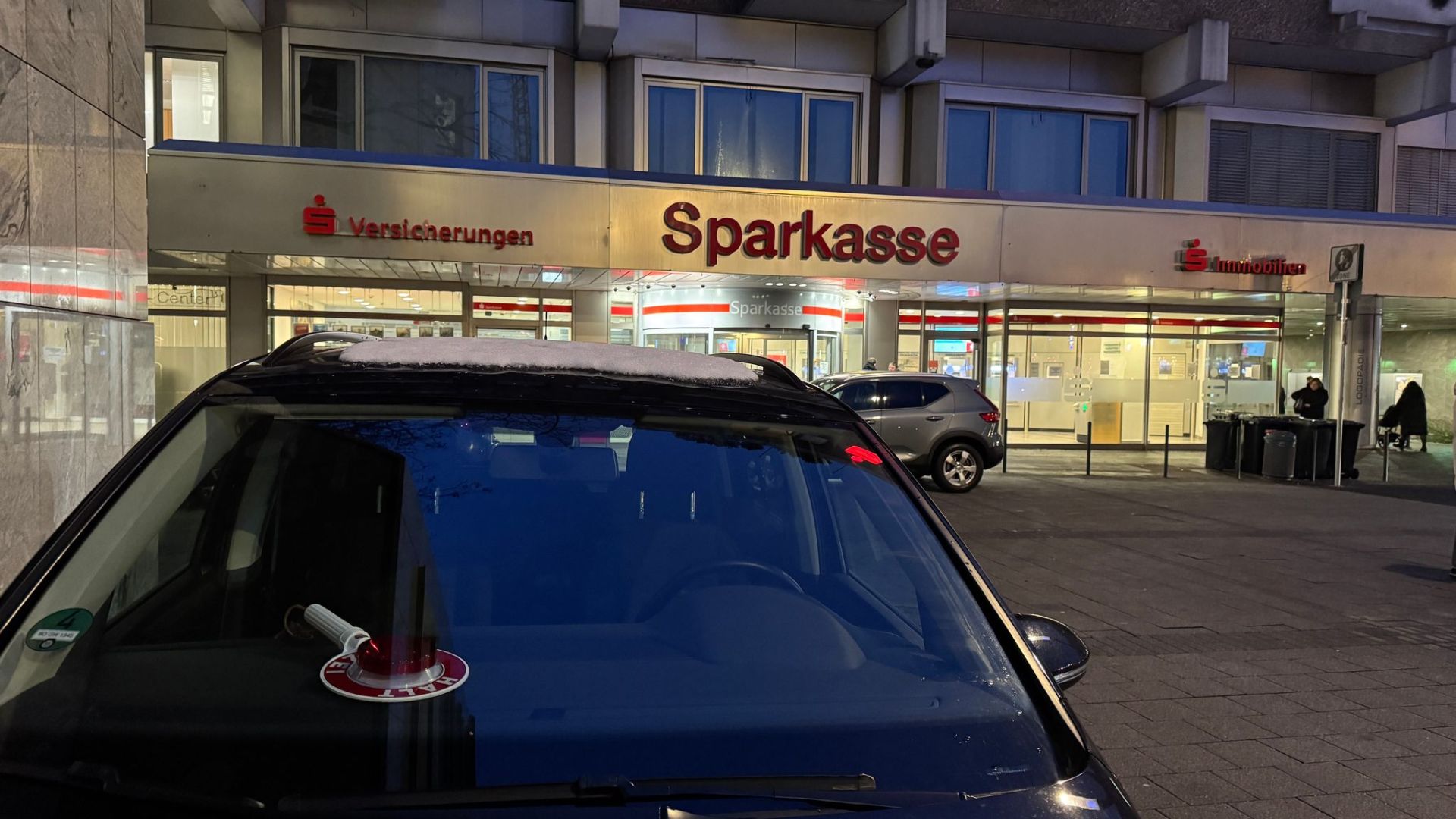 Polizei durchsucht Sparkasse nach Millionen-Coup