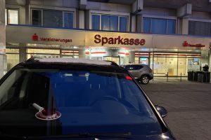 Polizei durchsucht Sparkasse nach Millionen-Coup