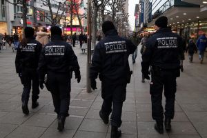 Polizei in einer Fußgängerzone (Archiv)