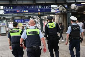 Polizei kontrolliert vor dem Hamburger Hauptbahnhof