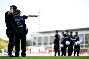 Polizei vor dem Kölner Stadion