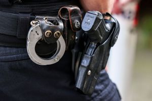Polizist mit Waffe